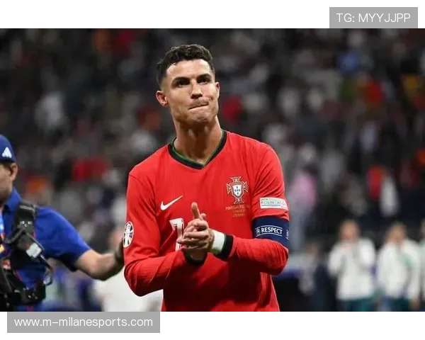 红色球星闪耀绿茵场 足球场上的激情与荣耀之战